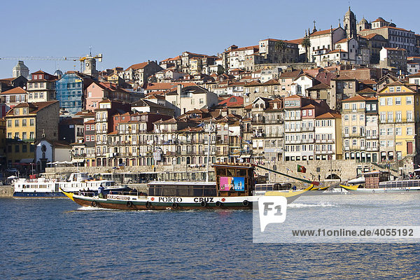 Typisches Touristenboot auf dem Duoro  hinten der Ribeira Quay  Porto  UNESCO Weltkulturerbe  Portugal  Europa