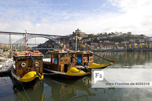 Touristenboote am Kai vom Fluss Rio Douro  hinten die Brücke Ponte Don Luis I  Porto  UNESCO Weltkulturerbe  Portugal  Europa