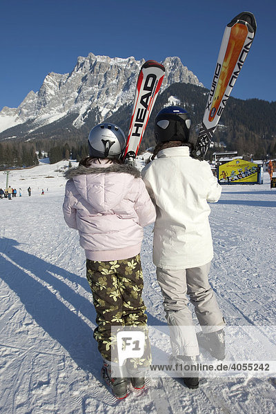 Zwei Skliläuferinnen schauen auf die Zugspitze Tirol Österreich Europa