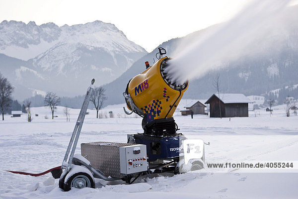 Eine Schneekanone sprüht in der Abenddämmerung Schnee in ein Tal zwischen Ehrwald und Lermoos  Tirol  Österreich  Europa