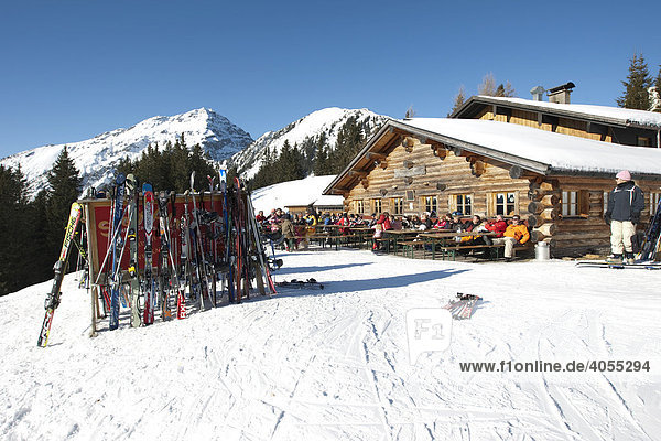 Ski stehen vor der Heitwanger Hochalm  Bichelbach  Tirol  Österreich  Europa
