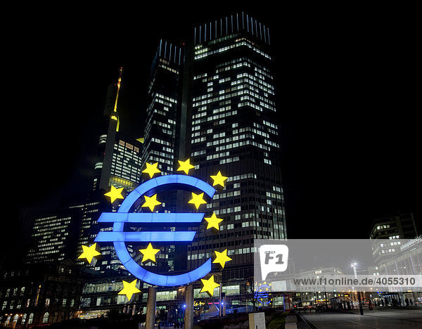 Der Euro bei Nacht  hinten die EZB  Europäische Zentralbank  Frankfurt  Hessen  Deutschland  Europa