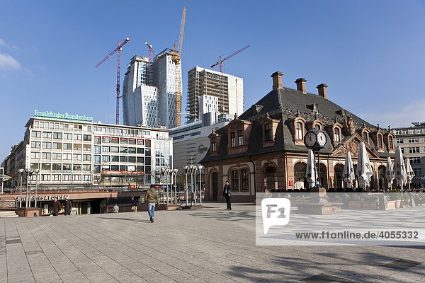 Neue Bürohochhäuser zum Projekt Frankfurt hoch Vier an der Zeil  vorne die Hauptwache  Frankfurt  Hessen  Deutschland