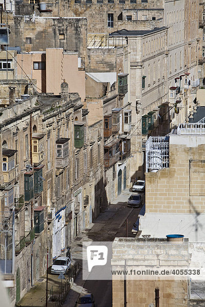 East Street  typische enge Gasse in Valletta  Malta  Europa
