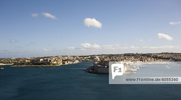 Blick von Valletta auf den Grand Hourbour  v.l.n.R. Kalkara  Fort St Angelo und den Yachthafen  Valletta  Malta  Europa