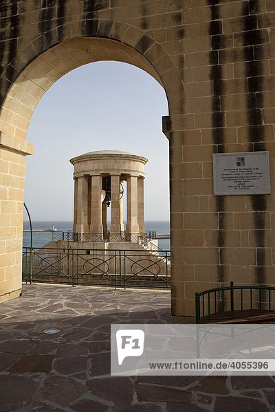 Lower Barracca Garden mit Blick zu der Einfahrt des Grand Harbour  Valletta  Malta  Europa