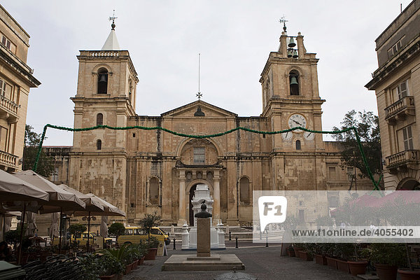 Fassade und Teilansicht der St. John's Co-Cathedral am St John's Square  Valletta  Malta  Europa