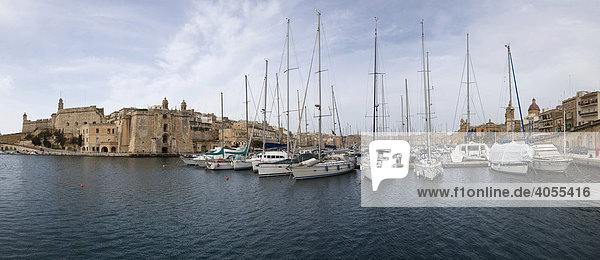 Dockyard Creek zwischen Vittoriosa und Senglea  hinten die Kirche Our Lady of Victory  Vittoriosa Brigu  Malta  Europa
