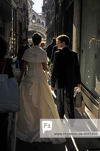 Brautpaar bei der Rialtobrücke  Venedig  Italien  Europa