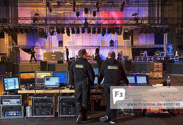 Mitarbeiter des Veranstaltungstechnik Unternehmens Winkler beim Ton- und Lichtaufbau vor einer Bühne im Kongresszentrum der Messe Schweiz  Basel  Schweiz  Europa