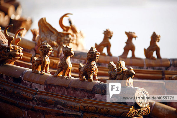 Schnitzereien an einem Tempel  Sommerpalast  Peking  China  Asien