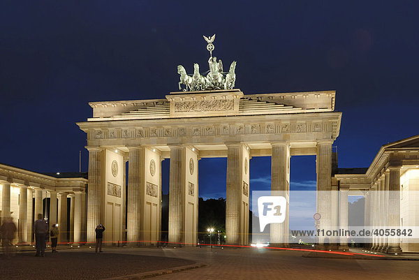Brandenburger Tor bei Nacht  Berlin  Deutschland  Europa