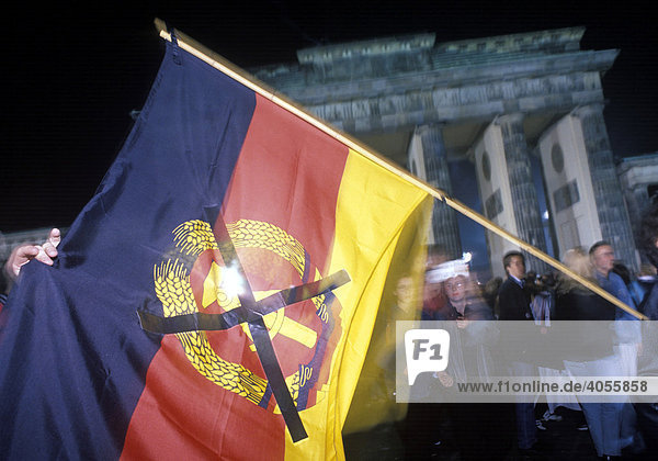 Deutschlandflagge  Berliner feiern in der Nacht vor dem Brandenburger Tor die Wiedervereinigung von West und Ostdeutschland  DDR  03. Oktober 1990  Berlin  Deutschland  Europa