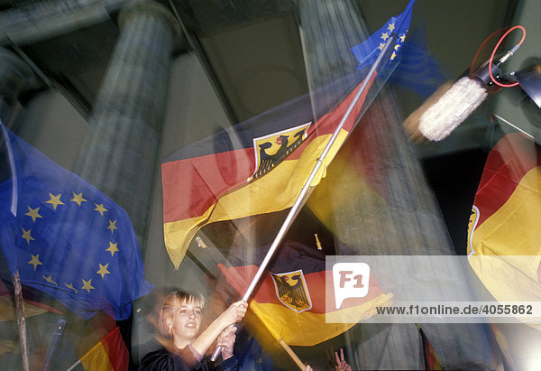 Europa- und Deutschlandflaggen  Berliner feiern in der Nacht vor dem Brandenburger Tor die Wiedervereinigung von West und Ostdeutschland  DDR  03. Oktober 1990  Berlin  Deutschland  Europa