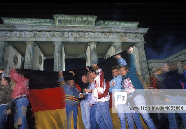 Berliner feiern in der Nacht vor dem Brandenburger Tor die Wiedervereinigung von West und Ostdeutschland  DDR  03. Oktober 1990  Berlin  Deutschland  Europa
