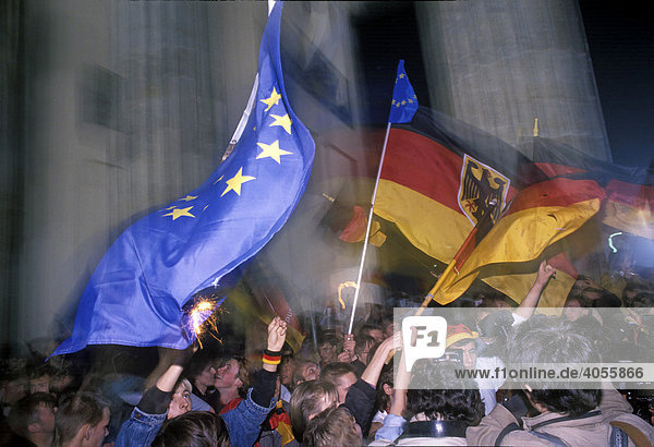 Europa- und Deutschlandflaggen  Berliner feiern in der Nacht vor dem Brandenburger Tor die Wiedervereinigung von West und Ostdeutschland  DDR  03. Oktober 1990  Berlin  Deutschland  Europa