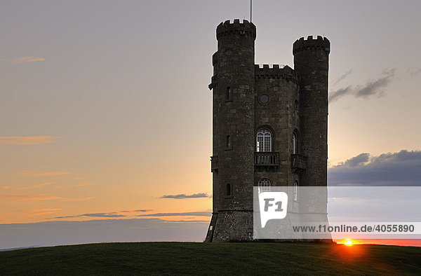 Sonnenuntergang am Beacon Tower  Broadway  Cotswolds  Worcestershire  England  Großbritannien  Europa