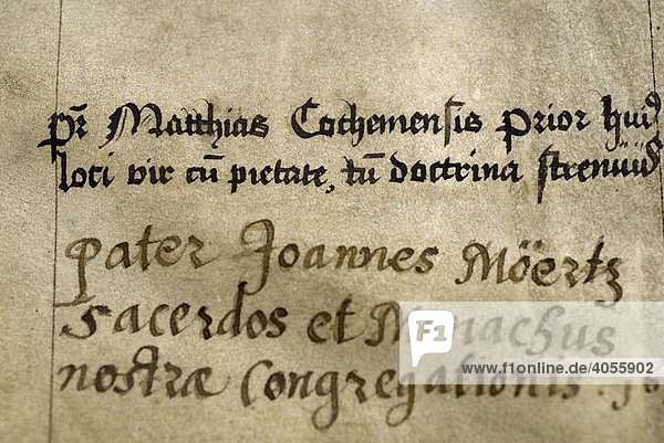 Alte Bibelschrift handgeschrieben in einer Kloster-Bibliothek  Deutschland