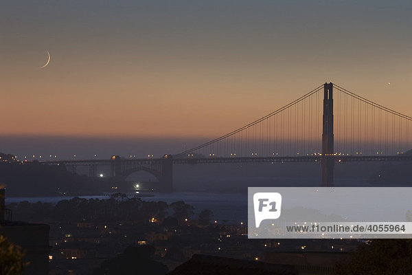 Golden Gate Bridge mit Mondsichel am Abend  San Francisco  Kalifornien  USA
