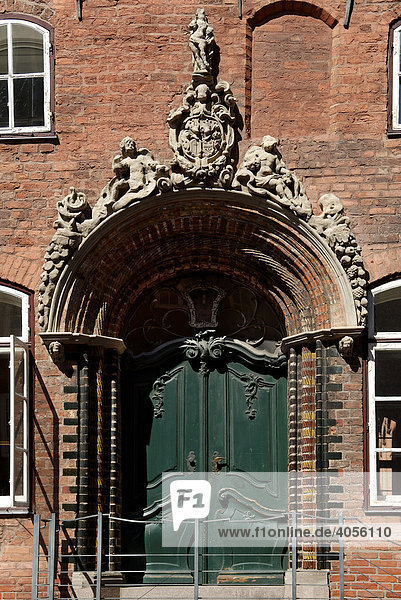 Dekorativer Eingang eines Hauses  Lübeck  Schleswig-Holstein  Deutschland  Europa