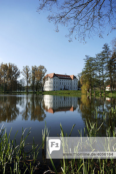 Schloss Wedendorf mit Teich  Wedendorf  Mecklenburg-Vorpommern  Deutschland  Europa