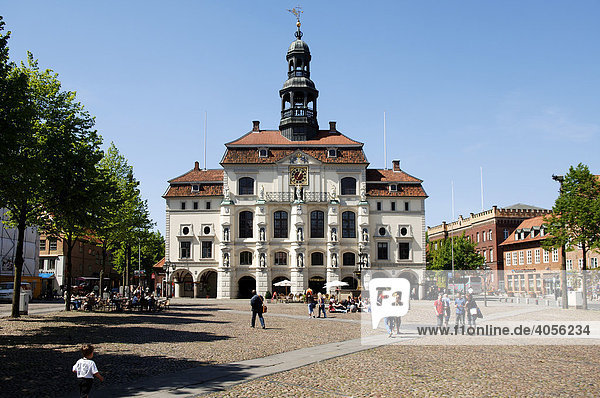 Rathaus mit Marktplatz  Lüneburg  Niedersachsen  Deutschland  Europa