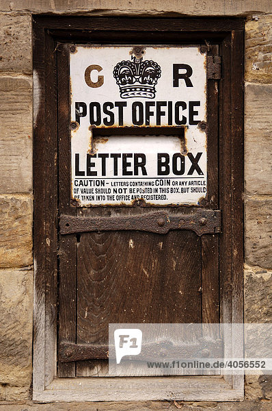 Alter Briefkasten in einer Mauer  Hever  Grafschaft Kent  England  Großbritannien  Europa