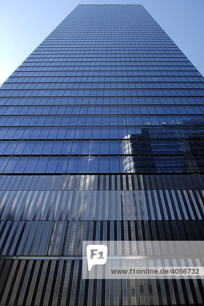 Spiegelung in der Glasfassade eines Wolkenkratzers am Ground Zero  New York City  USA