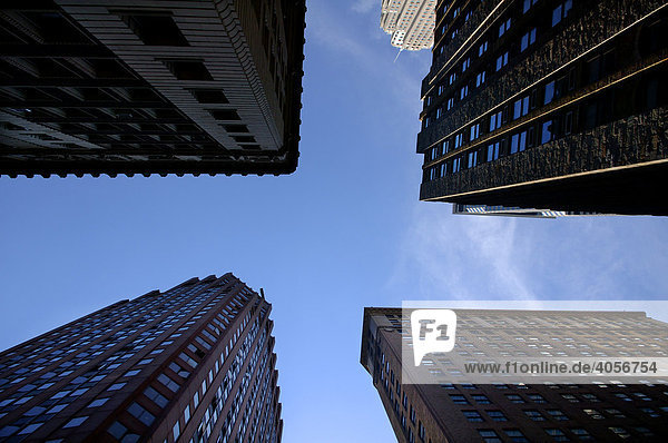 Wolkenkratzer gegen blauen Himmel  New York City  USA