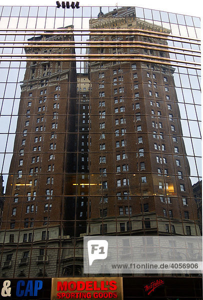 Hochaus spiegelt sich in einer Glasfassade  New York City  USA