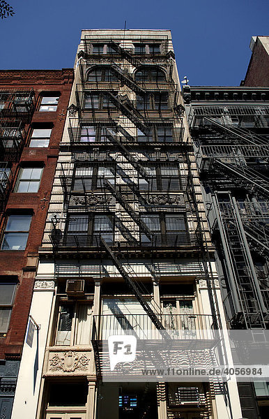 Altes Wohnhaus mit Feuerleitern  Downtown New York City  USA