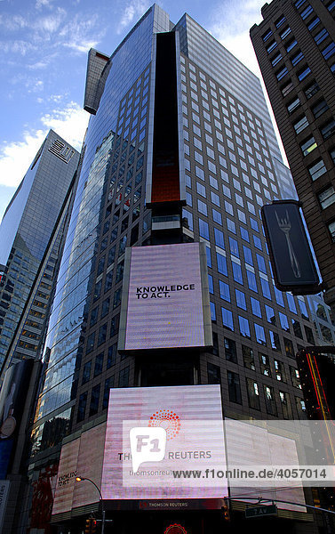 Wolkenkratzer mit Leuchtwerbung am Times Square  New York City  USA