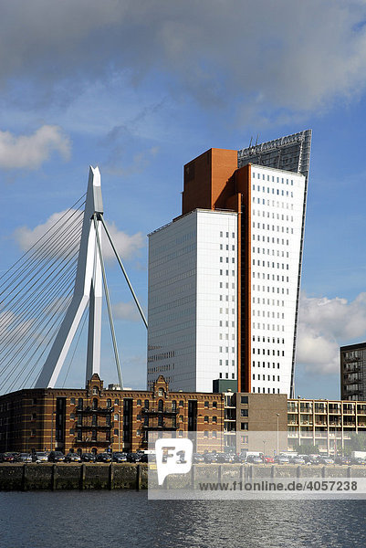 Moderne Architektur am Wasser: das Belvedere Gebäude der Telefongesellschaft KPN Telecom  links davon die Erasmusbrug Brücke  Wilhelminapier  Wilhelminaplein  Rijnhaven  Rotterdam  Süd-Holland  Zuid-Holland  Niederlande  Europa