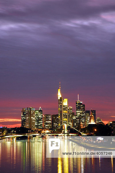 Skyline  Büros und Hochhäuser im Bankenviertel  rosa Himmel mit grauen Wolken über Frankfurt am Main  Hessen  Deutschland  Europa