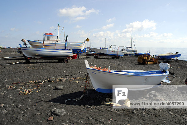 Fischerboote am schwarzen Sandstrand der Insel Stromboli  Äolische oder Liparische Inseln  Sizilien  Süditalien  Italien  Europa