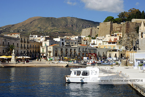 Der Hafen Marina Corta in Lipari-Stadt auf der Insel Lipari  Äolische oder Liparische Inseln  Süditalien  Italien  Europa