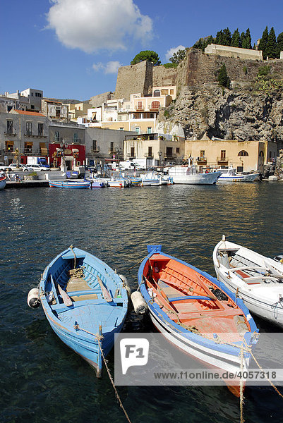 Kleine Fischerboote im Hafen Marina Corta und der Burgberg in Lipari-Stadt auf der Insel Lipari  Äolische oder Liparische Inseln  Tyrrhenisches Meer  Süditalien  Italien  Europa