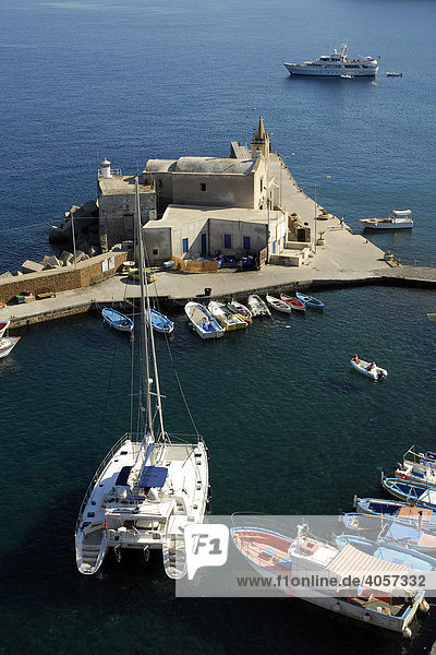 Blick vom Burgberg auf den Hafen Marina Corta und die Kirche Anime del Purgatorio in Lipari-Stadt auf der Insel Lipari  Äolische oder Liparische Inseln  Tyrrhenisches Meer  Süditalien  Italien  Europa