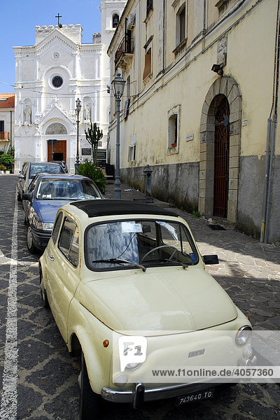 Fiat 500 in einem Wohnviertel  dahinter die Kirche San Rocco e San Francesco di Paola  Pizzo  Vibo Valentia  Kalabrien  Süditalien  Italien  Europa