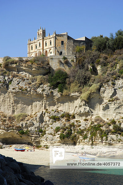 Wallfahrtskirche Santa Maria dell'Isola auf einem Felsen am Wasser  Küste  Tropea  Vibo Valentia  Kalabrien  Tyrrhenisches Meer  Süditalien  Italien  Europa