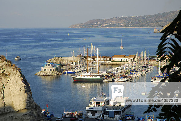 Boote im Hafen  Marina del Vescovado  Porto di Tropea  Vibo Valentia  Kalabrien  Tyrrhenisches Meer  Süditalien  Italien  Europa