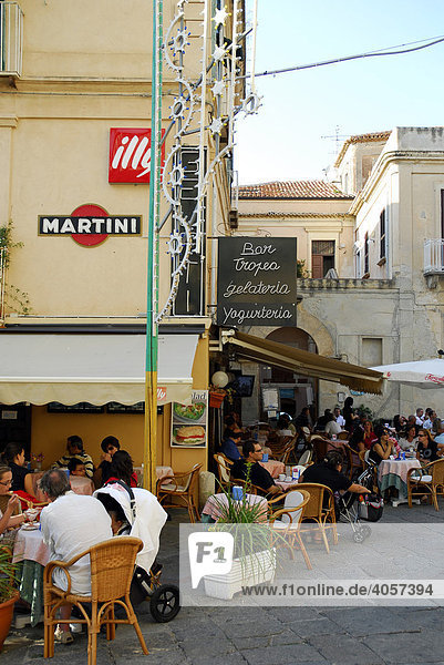 Bar Cafe Tropea  Terrasse in der Altstadt von Tropea  Vibo Valentia  Kalabrien  Süditalien  Italien  Europa