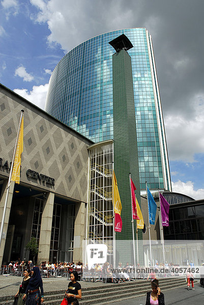 World Trade Center  WTC  ein Turm mit Glasfassade am Beursplein  dahinter dunkle Wolken  Rotterdam  Süd-Holland  Niederlande  Europa