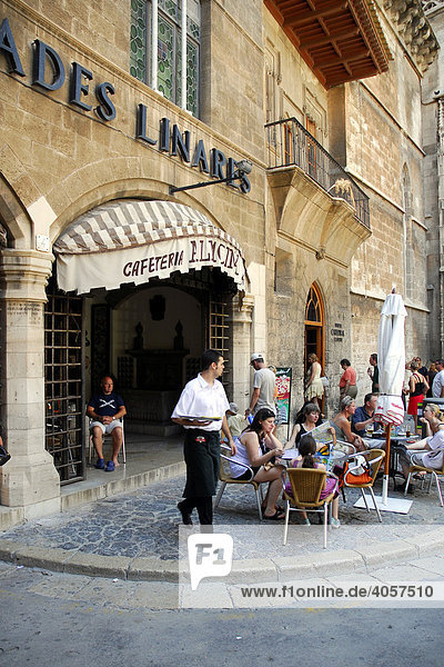 Bar  Cafe  Cafeteria mit Terrasse direkt an der Kathedrale La Seu  Plaza  Placa Almoina  Altstadt  Ciutat Antiga  Palma de Mallorca  Mallorca  Balearen  Spanien  Europa