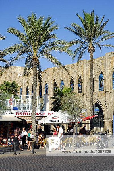 Kitschige Fassade von Ballermann Diskothek  im Vordergrund eine Grillmeister Imbissbude am Platja de Palma  playa  Mallorca  Balearen  Spanien  Europa