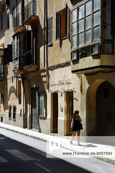 Fassade mit Erker  Straße mit traditionellen Häusern in der Altstadt  Ciutat Antiga  Carrer de Ramon Llull  Palma de Mallorca  Mallorca  Balearen  Spanien  Europa