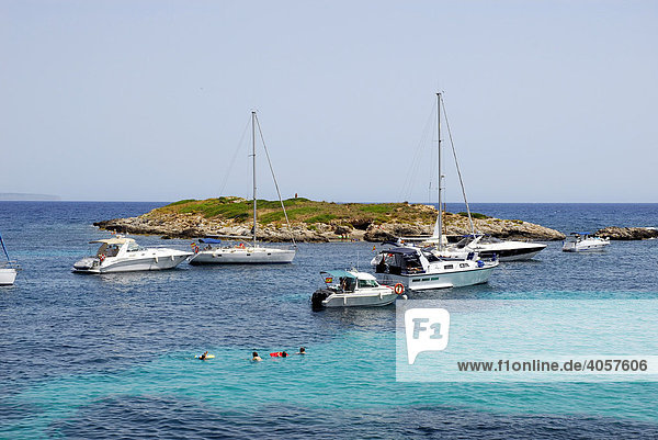 Boote an der Mittelmeerküste  Playa  Platja de Ses Illetes  Tourismus in einer Bucht westlich von Palma de Mallorca  Mallorca  Balearen  Spanien  Europa