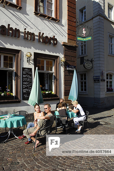 Restaurant Hahn im Korb  Bar Cafe Terrasse mit Sonnenschirmen auf dem Marktplatz in der Altstadt  Heidelberg  Neckartal  Baden-Württemberg  Deutschland  Europa