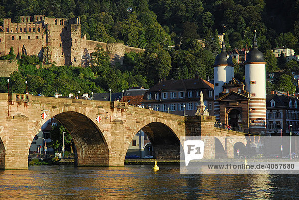 Alte Brücke über den Neckar  Altstadt und Schloss  Heidelberg  Neckartal  Baden-Württemberg  Deutschland  Europa