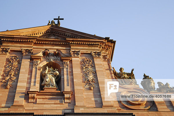 Barocke Kirchenbaukunst  Fassade der katholischen Jesuitenkirche in der Altstadt  Heidelberg  Neckartal  Baden-Württemberg  Deutschland  Europa